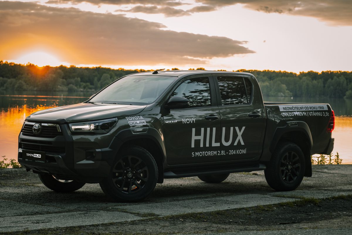 Toyota Hilux Invincible - při západu slunce