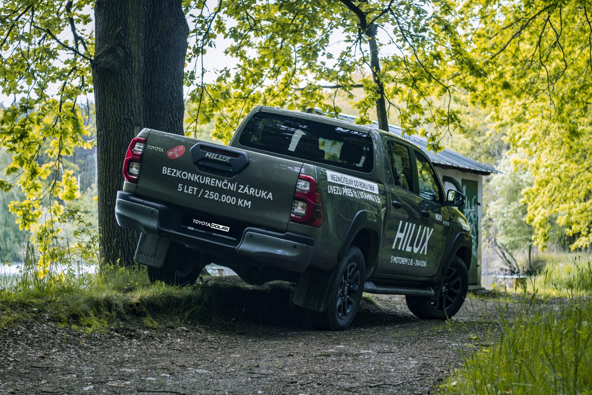 Toyota Hilux Invincible - sklon vozu zezadu