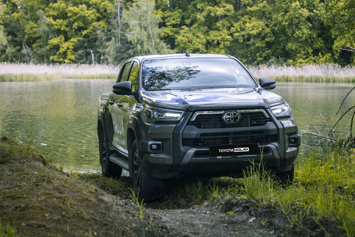 Toyota Hilux Invincible - u rybníka