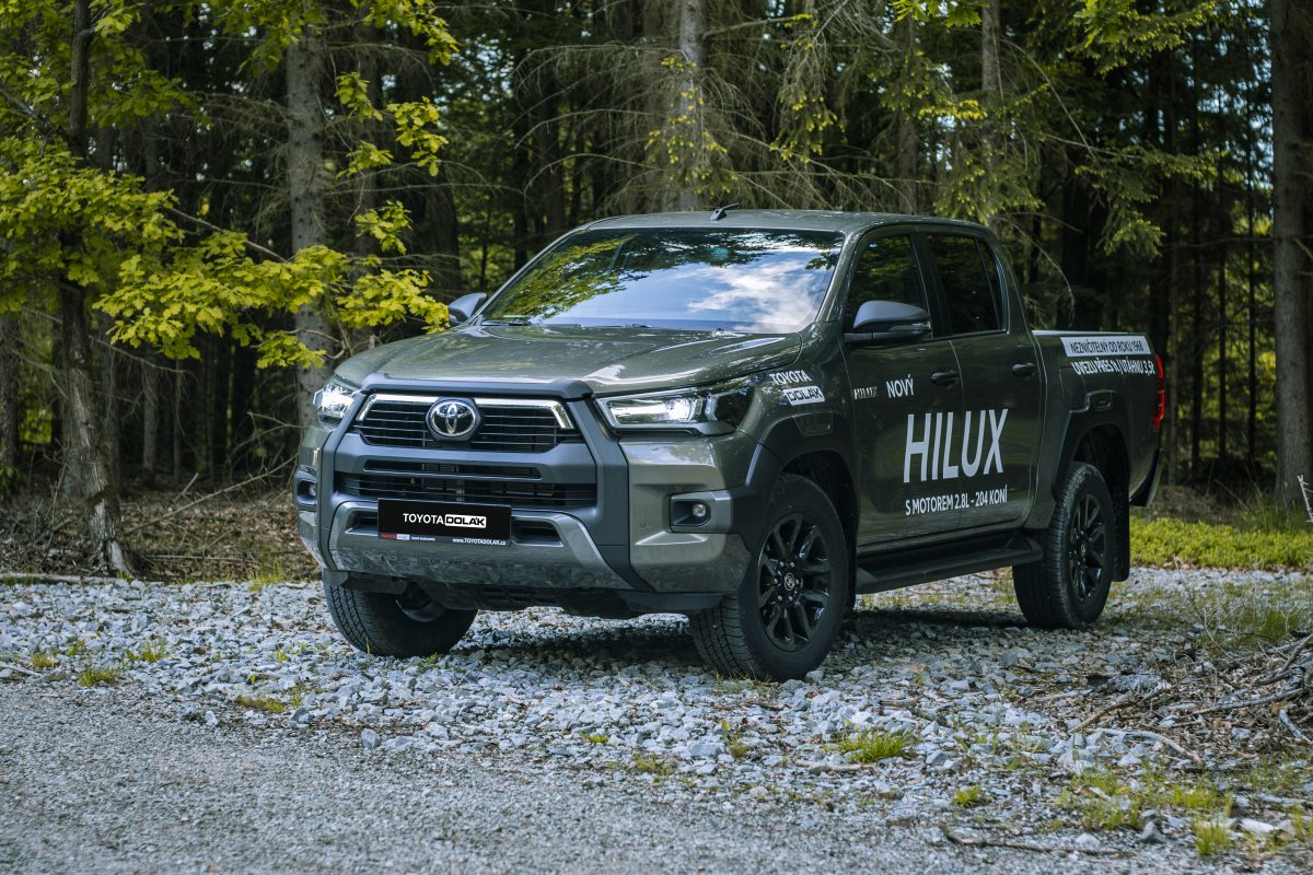 Toyota Hilux Invincible - v lese