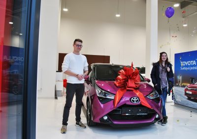 Toyota Aygo s mašlí prodejcem a výherkyní