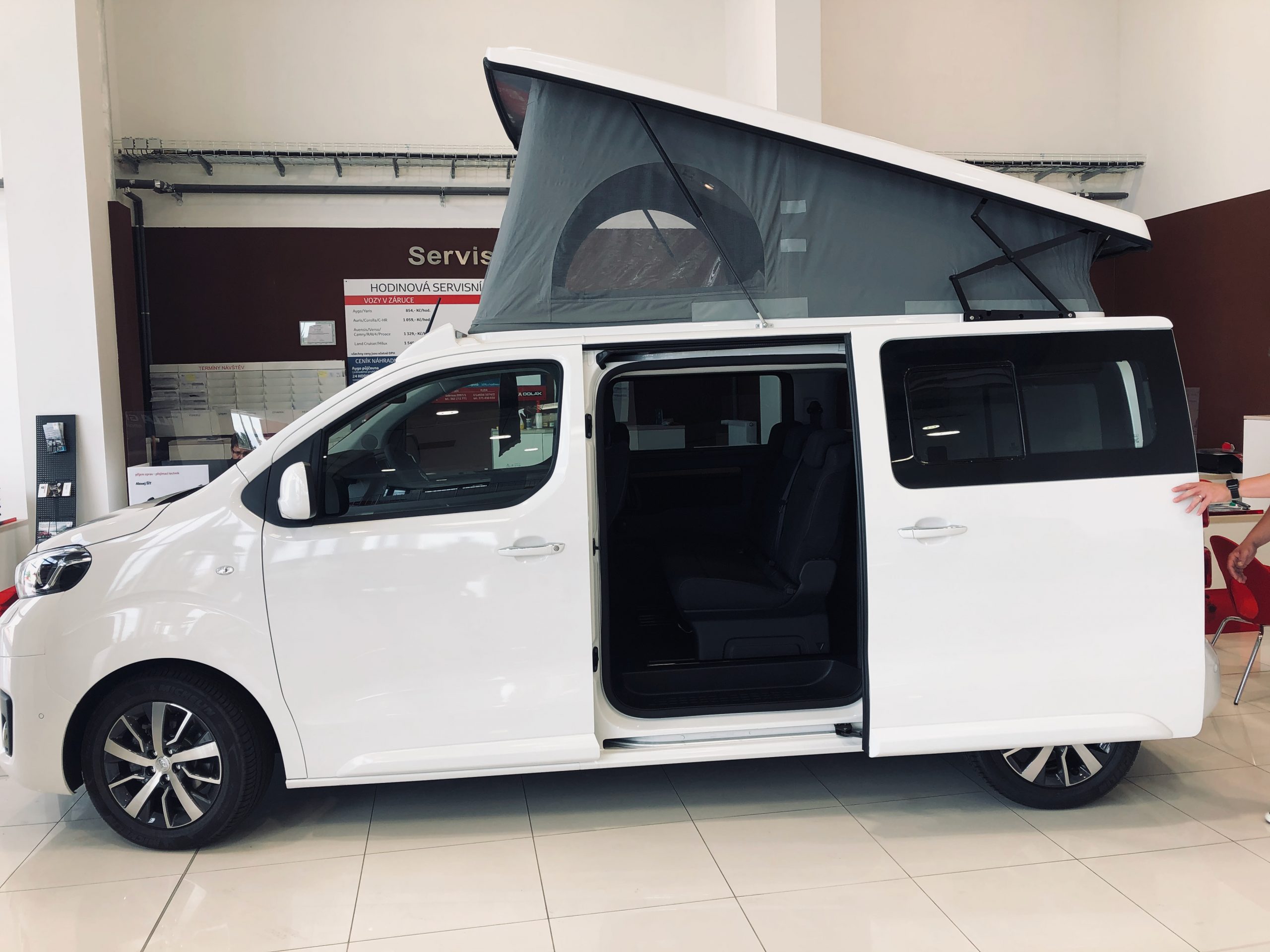 Toyota Proace přestavba - spací prostor - pohled z boku